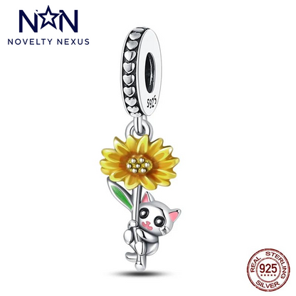 Entzückender silberner Charm mit Katze und Sonnenblume, Emaille-Details und funkelnden Akzenten