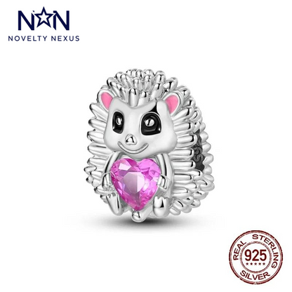 Charm „Adorable Hedgehog“ mit rosa Herz-Akzent aus Sterlingsilber