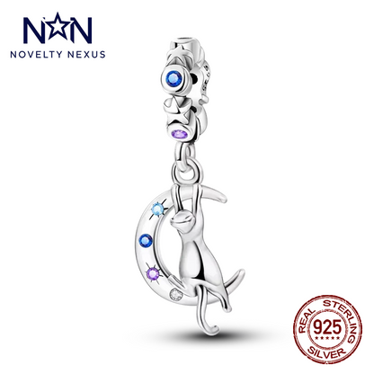 Charm „Katze auf dem Mond“ aus Sterlingsilber mit blauen und violetten Edelsteinen